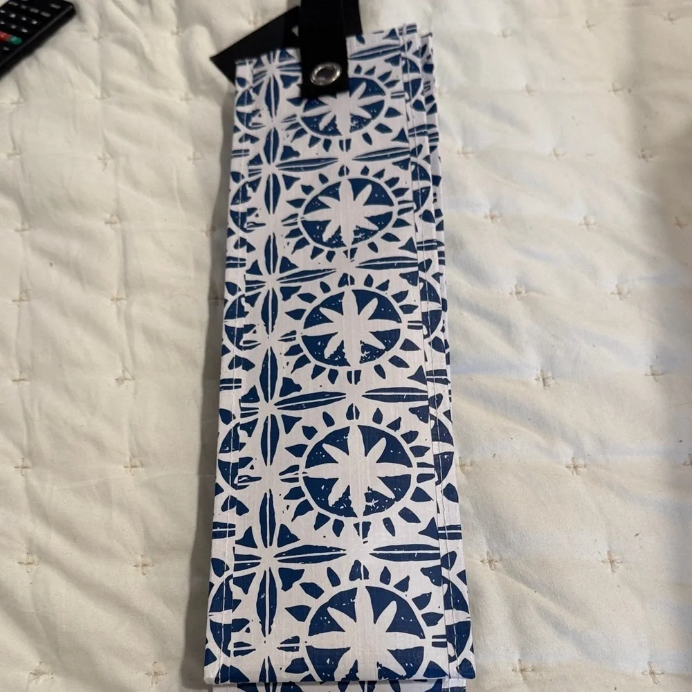 Scout Navy and White Spirit Liftah Wine Tote (42)